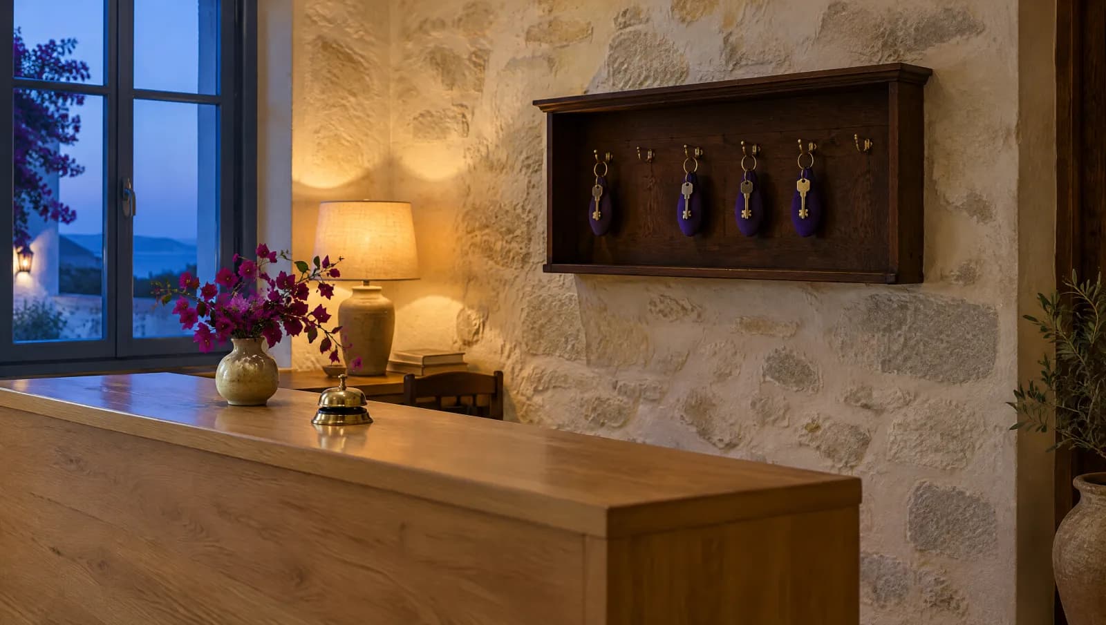 Akşam ışığında bir otel resepsiyonu ve duvarda anahtar dolabı